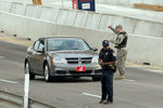 Полиция проводит проверки автомобилей на дороге у въезда на военную базу Форт Худ в штате Техас