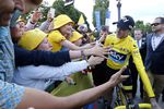 Зрители приветствуют победителя «Тур де Франс — 2015» Кристофера Фрума