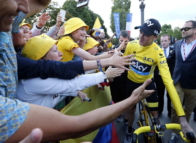 Зрители приветствуют победителя «Тур де Франс &mdash; 2015» Кристофера Фрума