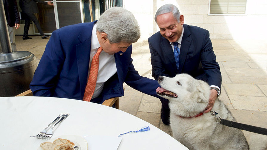 Государственный секретарь США Джон Керри и Биньямин Нетаньяху со своей собакой Кайей 