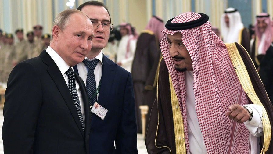 Президент России Владимир Путин и король Саудовской Аравии Сальман бен Абдель Азиз аль Сауд (справа) на церемонии официальной встречи, 14 октября 2019 года