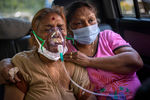 Женщина получает кислород в автомобиле в Дели