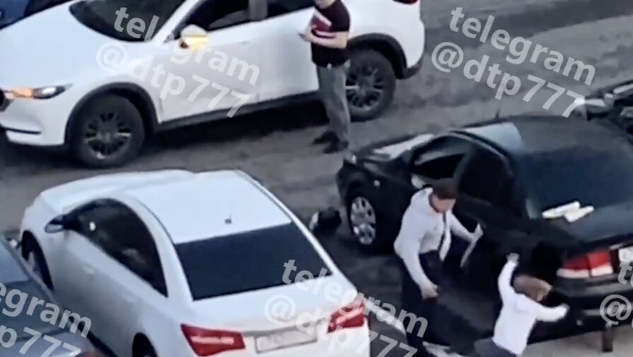 Мужчина ударил дочь по лицу после ДТП на парковке в Подмосковье