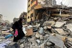 Палестинская женщина на руинах своего дома в центральной части сектора Газа, 18 апреля 2024 года