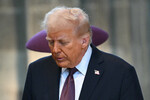 Президент США Дональд Трамп и первая леди США Мелания Трамп в часовне Святого Георгия в Виндзорском замке, 17 сентября 2025 года
