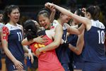 Сенсацией завершился поединок 1/4 финала женского волейбольного турнира, в котором действующие олимпийские чемпионки и хозяйки Игр-2016 бразильянки уступили команде Китая со счетом 2:3. За выход в финал сборная Китая сыграет со сборной Голландии