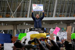 Акция протеста в аэропорту Нью-Йорка после задержания беженцев в связи с ужесточением миграционной политики США
