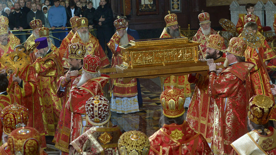 Ковчег с мощами святителя Николая Чудотворца, доставленный спецбортом из итальянского города Бари, в храме Христа Спасителя