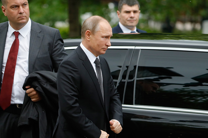 Президент России Владимир Путин перед началом церемонии возложения венков к Могиле Неизвестного Солдата у стен Кремля в День памяти и скорби, 22 июня 2017 года