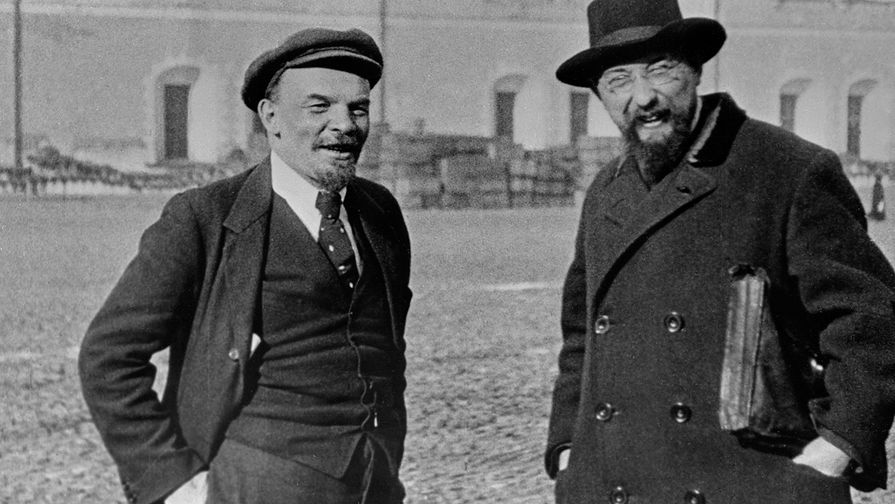 Владимир Ленин и управделами Совнаркома Владимир Бонч-Бруевич во время прогулки в Кремле, октябрь 1918 года