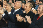 Президент России Владимир Путин, мэр столицы Юрий Лужков с супругой и Андрей Макаревич (справа) во время концерта Пола Маккартни на Красной площади в Москве, 2003 год