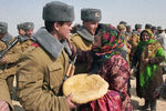 Жители узбекского города Термез хлебом встречают военнослужащих ограниченного контингента советских войск, выведенных из Афганистана, 17 февраля 1989 года