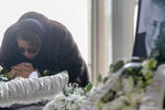 Вдова Игоря Малашенко Божена Рынска на Троекуровском кладбище Москвы во время церемонии прощания с И. Малашенко, 18 марта 2019 года 