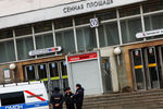 Сотрудники правоохранительных органов у станции метро «Сенная площадь» в Санкт-Петербурге, где произошел взрыв, 3 апреля 2017 года