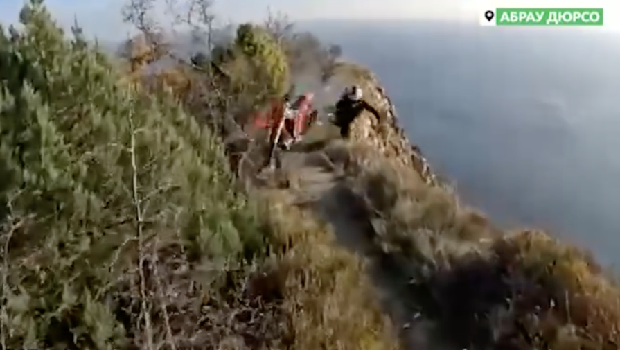 Мотоциклист сорвался со скалы в Абрау-Дюрсо и погиб