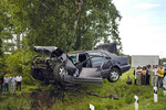 На месте автомобильной аварии, в которой погиб губернатор Алтайского края Михаил Евдокимов, 7 августа 2005 год