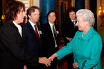 Королева Елизавета II встречается с легендарными гитаристами Джеффом Беком, Эриком Клэптоном, Джимми Пейджем и Брайаном Мэем на мероприятии «Music Day At The Palace» в Букингемском дворце, Лондон, 2005 год