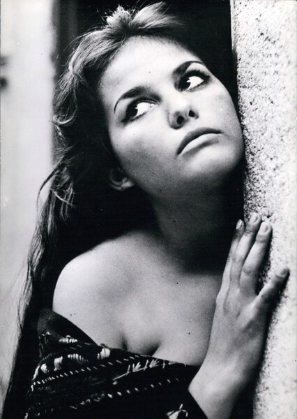 20-летняя Клаудия Кардинале на&nbsp;съемках комедии &laquo;Вверх и вниз по&nbsp;лестнице&raquo; в&nbsp;Лондоне, 1959&nbsp;год