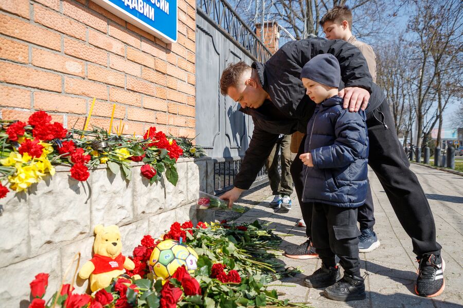 Люди возлагают цветы к&nbsp;стихийному мемориалу возле российского консульства в&nbsp;Тирасполе, 23&nbsp;марта 2024&nbsp;года
