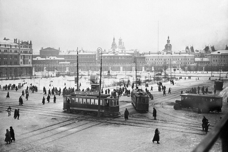Трамваи на&nbsp;площади Свердлова (Театральная площадь), 1935&nbsp;год