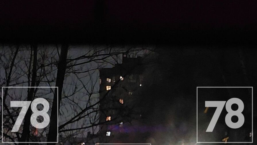 В Петербурге загорелось здание рынка