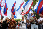 Участники праздничных мероприятий по случаю Дня государственного флага России на площади Ленина в Симферополе