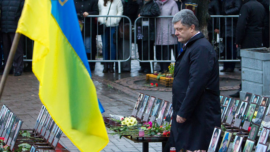 Президент Украины Петр Порошенко у&nbsp;мемориала погибшим на&nbsp;«майдане» в&nbsp;Киеве
