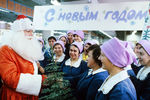 Дед Мороз и Снегурочка среди работников производственного объединения «Киев», 1981 год
