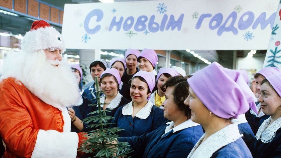 Дед Мороз и Снегурочка среди работников производственного объединения &laquo;Киев&raquo;, 1981&nbsp;год