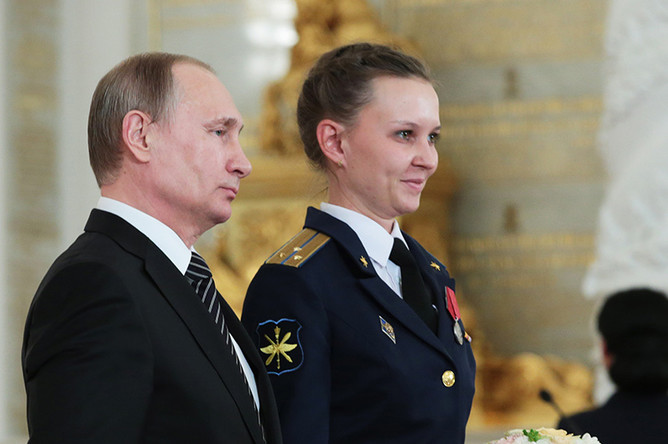 Президент РФ Владимир Путин и инженер отделения сигнализации 1073-го Центра управления ВКС старший лейтенант Елена Веселова, награжденная медалью ордена «За заслуги перед Отечеством» II степени, в Кремле на церемонии вручения государственных наград военнослужащим и специалистам военно-промышленного комплекса, отличившимся в ходе выполнения специальных задач в Сирии
