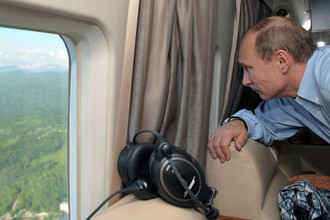 Президент РФ Владимир Путин во время осмотра с вертолета Имеретинской долины в Сочи