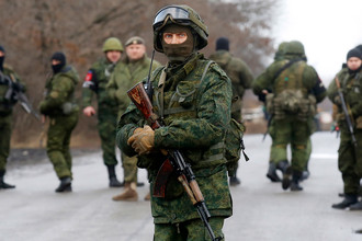 Военнослужащие перед началом обмена пленными между Киевом и самопровозглашенной Донецкой народной республикой у КПП «Майорск» на линии разграничения в районе Горловки, 27 декабря 2017 года
