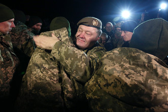 Президент Украины Петр Порошенко во время встречи украинцев, освобожденных из плена, в аэропорту Борисполь в Киеве, 27 декабря 2017 года