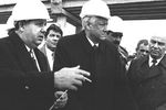 Глава администрации Хабаровского края Виктор Ишаев, президент России Борис Ельцин и министр путей сообщения Геннадий Фадеев во время посещения строительства новой ветки железнодорожного моста через Амур, 1996 год