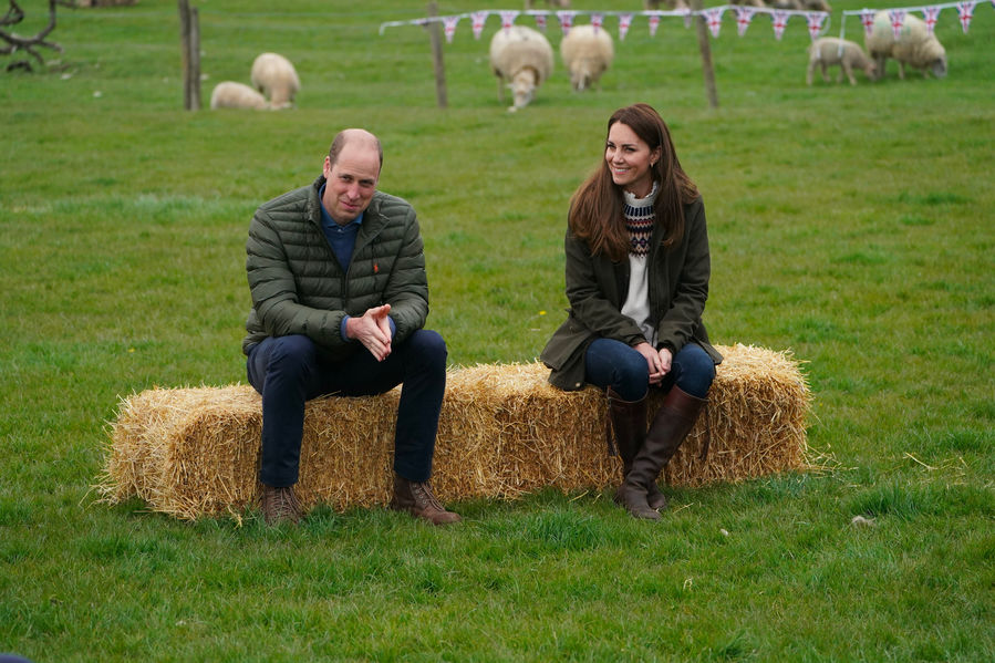 Кейт Миддлтон и принц Уильям во время посещения семейной фермы в&nbsp;Литтл-Стейнтоне, Великобритания, 27 апреля 2021 года

