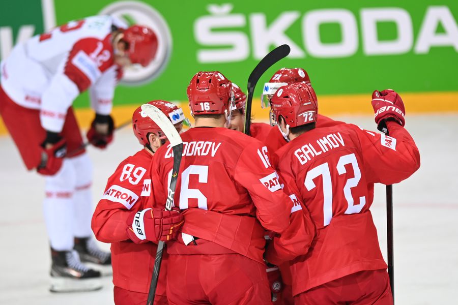 Игроки сборной России радуются забитому голу в матче группового этапа чемпионата мира по хоккею 2021 между сборными командами России и Белоруссии