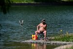 Мужчина ловит рыбу на Удальцовских прудах в Москве, 26 июня 2022 года