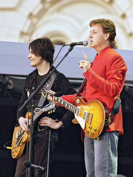 Пол Маккартни во время выступления на&nbsp;Красной площади, 24&nbsp;мая 2003&nbsp;года