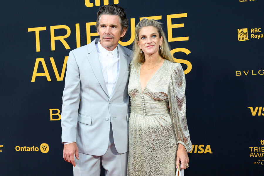 <b>Личная жизнь Итана Хоука</b>
<br><br>
В&nbsp;2008-м Хоук женился на&nbsp;Райан Шохьюз, которая некоторое время работала няней у&nbsp;них с&nbsp;Турман, будучи студенткой Колумбийского университета. У&nbsp;пары двое детей.
