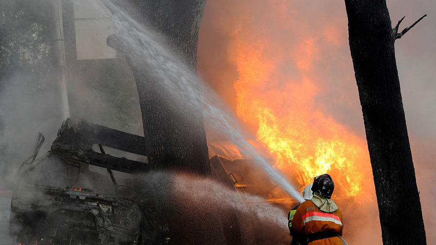 В Сочи потушили охвативший три жилых дома пожар