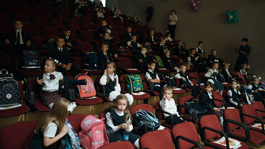 Первоклассники во время мероприятия в честь начала учебного года в школе №1520 в Москве, 1 сентября 2020 года