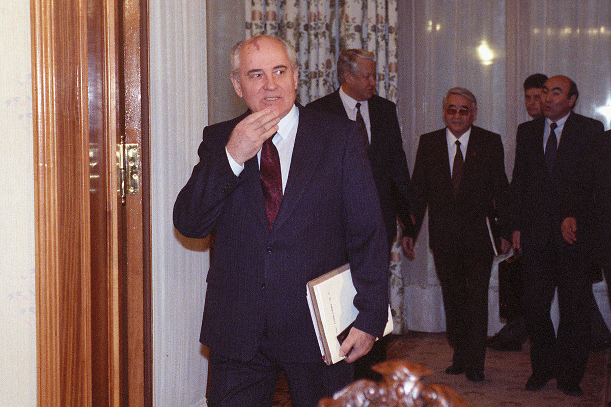 Президент СССР Михаил Горбачев во время встречи с главами союзных республик по проекту договора о создании Союза суверенных государств, Ново-Огарево, 1991 год