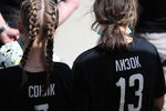 Девочки в спортивных футболках во время прощания с погибшими в ДТП на Ставрополье, 3 мая 2021 года