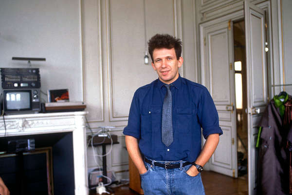 Жан-Поль Готье в своей мастерской в Париже, 1984 год