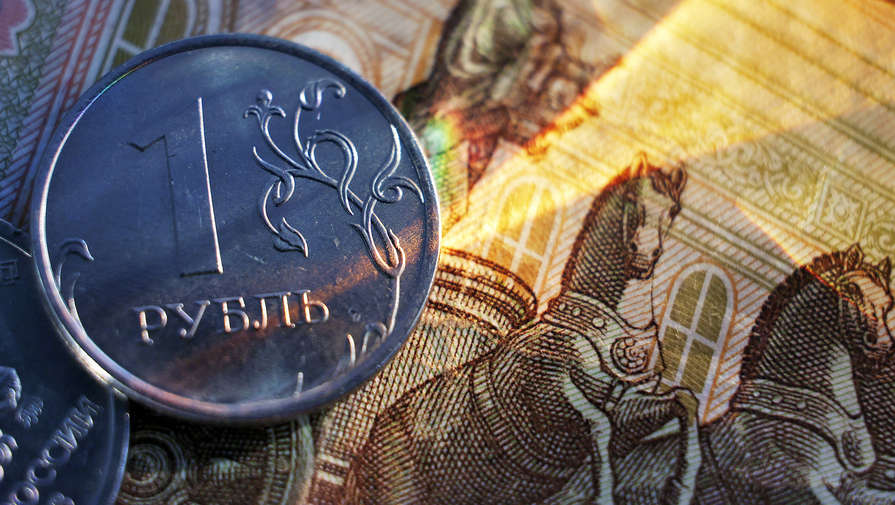 ЦБ внепланово изменит ключевую ставку. Что будет с вкладами, кредитами и рублем