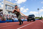 Десантник во время праздничных мероприятий в день ВДВ на стадионе «Спартак», Рязань, 2 августа 2022 года