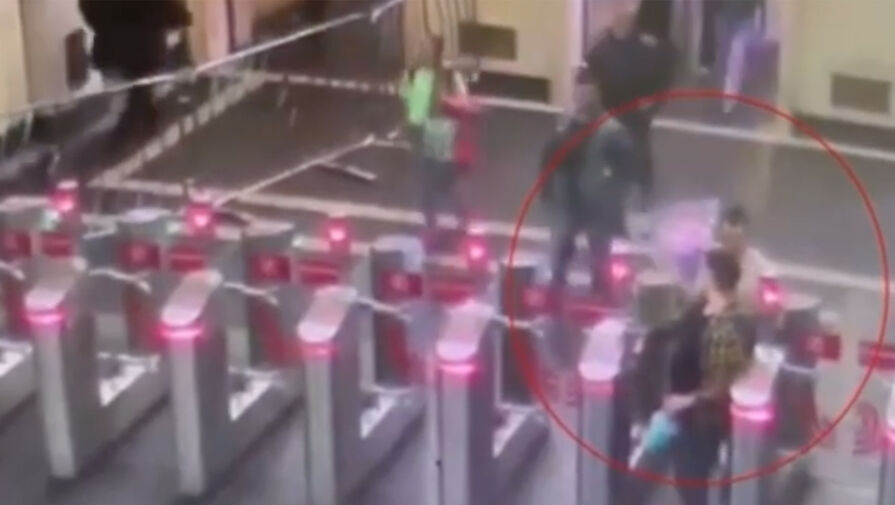 В метро мужчина ударил женщину, которая не дала ему пройти турникет за ней без билета