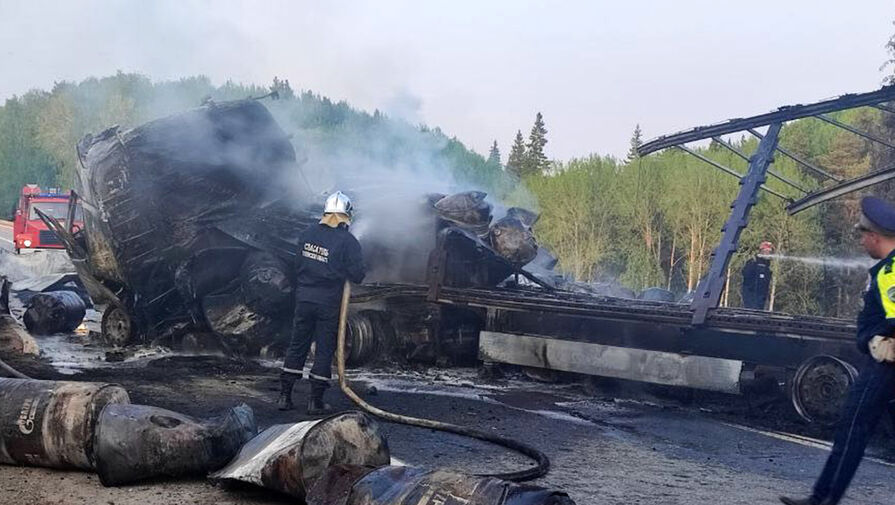В Тюменской области перекрыли трассу из-за ДТП и пожара двух большегрузов