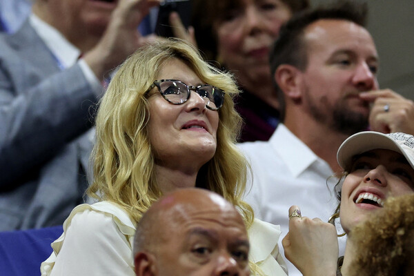 Актриса Лора Дерн во время теннисного матча US Open, 2023&nbsp;год 