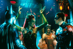<b>«Бэтмен и Робин» (1997)</b>
<br><br>
Продолжение трилогии Тима Бертона, которое снял Джоэл Шумахер, от полного разноса фанатов и критиков не спасли ни ярчайший актерский состав (Джордж Клуни, Крис О'Доннелл, Алисия Сильверстоун, Ума Турман, Арнольд Шварценеггер), ни в целом крепкий бертоновский фундамент, ни внушительный бюджет в $125 млн (для сравнения — на «Чтиво» у Тарантино ушло в 16 раз меньше). За роль Ядовитого плюща Турман была номинирована на «Золотую Малину», но антипремия ушла ее партнерше по проекту Сильверстоун, которая сыграла Бэтгерл. Сейчас, спустя почти 30 лет после выхода фильма, впрочем, он, как и трилогия Бертона, кажется как минимум очень милым. А как максимум — невероятно важным для самого жанра супергероики.